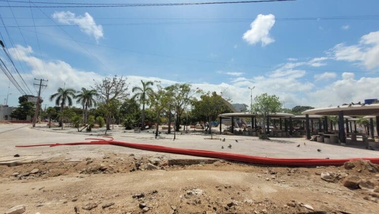 Las obras en la zona de comida del parque de Las Palapas de Cancún iban a estar listas a principios de marzo, pero ya casi acaba el mes.