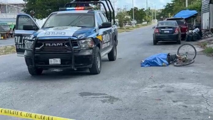 Un hombre de aproximadamente 50 años de edad perdió la vida en Cancún mientras viajaba en su bicicleta sobre la avenida Costa Maya.