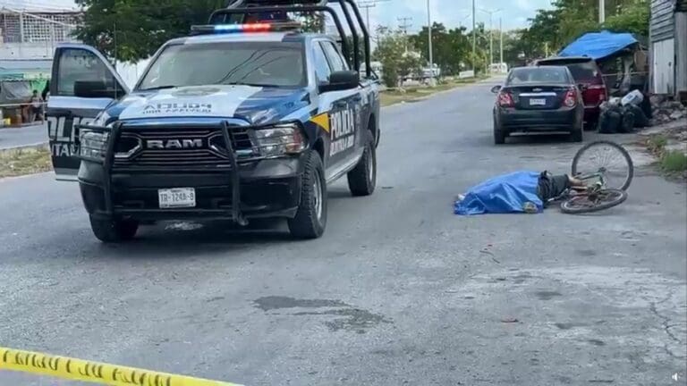 Sujeto fallece al parecer de un infarto mientras iba en su bicicleta en la Región 234 de Cancún