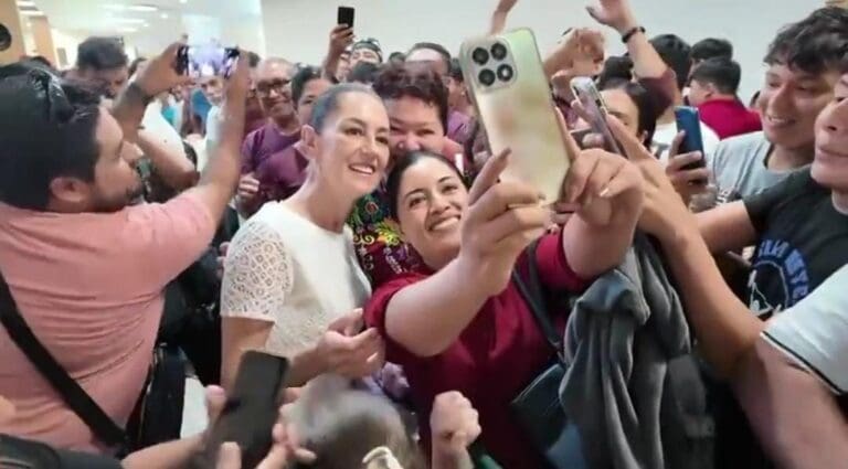 Claudia Sheinbaum Pardo llegó al Aeropuerto Internacional de Tulum para la gira que tiene programada por Quintana Roo.