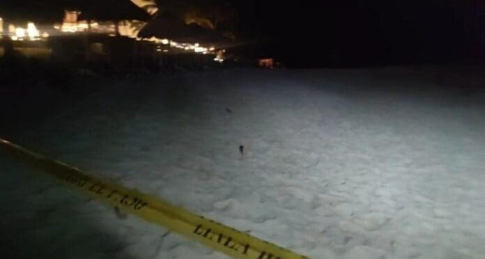 Una tragedia ocurrió en Cancún, donde dos personas murieron ahogadas luego de meterse al mar en la playa Gaviota Azul.