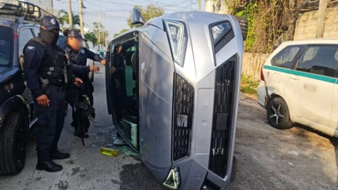 Joven provoca carambola en Cancún; su auto quedó semivolcado