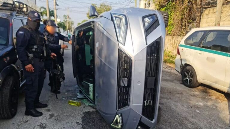 Joven provoca carambola en Cancún; su auto quedó semivolcado