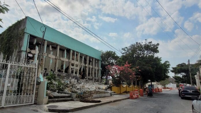 Se inició con la demolición del histórico cine “Blanquita” ubicado en el centro de Cancún, tras más de 20 años en el abandono.