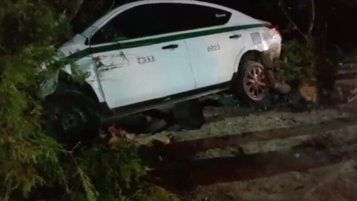 Taxista de Cancún pierde el control de su unidad y termina en la maleza