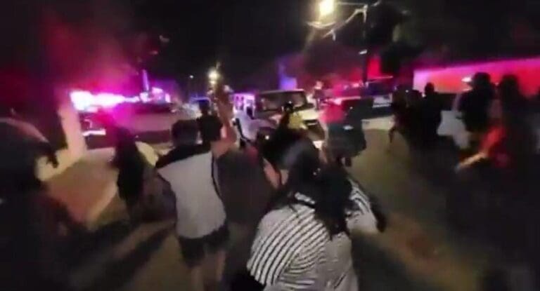 Más violencia en Cozumel. Ciudadanos enardecidos arrojaron piedras a un vehículo de la Fiscalía. Acusan a agentes de robar 30 mil pesos.