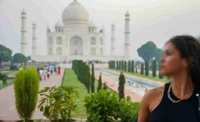 Un turista española fue violada por siete sujetos mientras se encontraba de viaje con su esposo en la India.