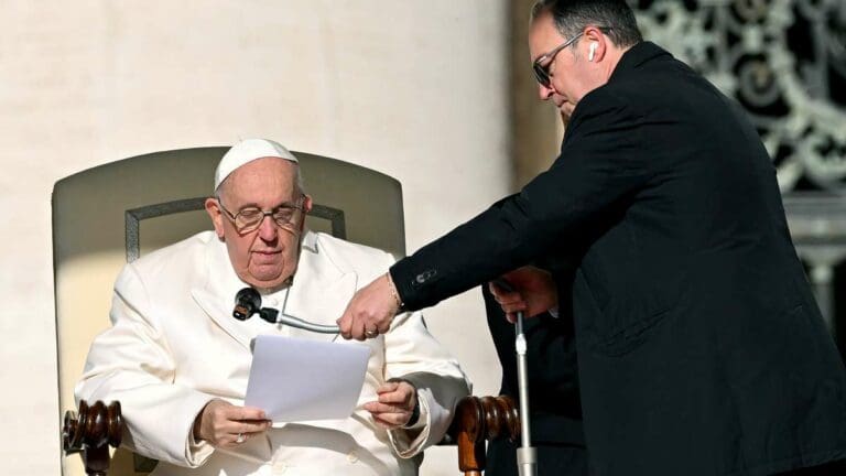 “Que se vaya pronto al cielo”: Critican a curas por bromear sobre la salud del Papa