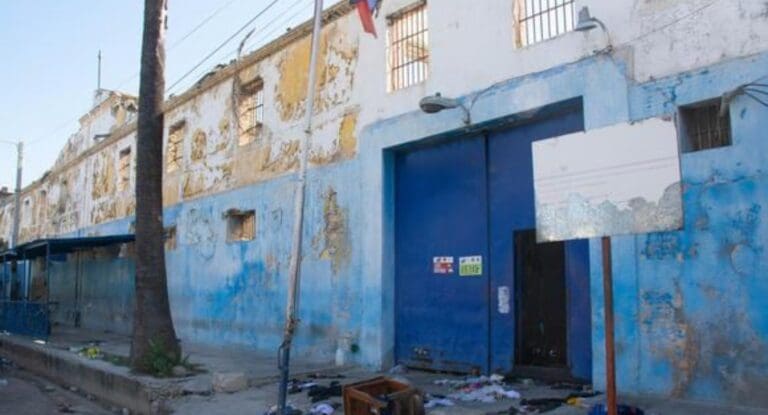 Más de 3 mil 600 presos huyen de cárcel de Haití tras ataque de bandas criminales