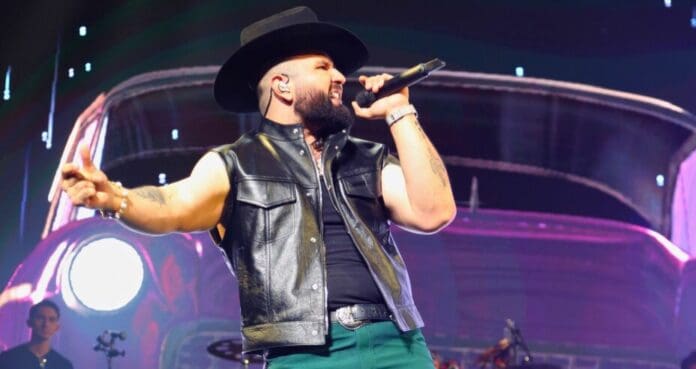 Carín León lanza polémico comentario durante concierto en Sonora