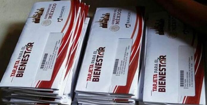 El columnista Héctor de Mauleón dio a conocer un presunto fraude millonario que se comete con las Tarjetas del Bienestar.