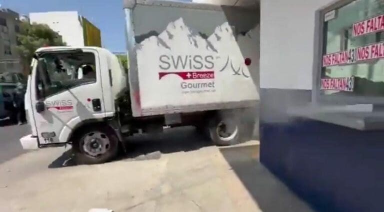 Estudiantes de la Normal de Ayotzinapa tomaron un camión y lo estrellaron contra las instalaciones del Centro Federal de Arraigos de la FGR.