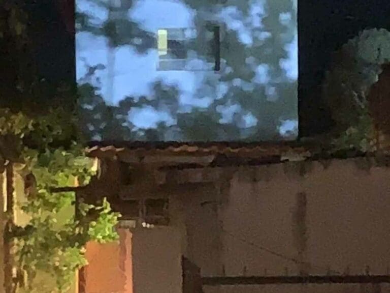 Vecinos de Sinaloa acuden a pedir "milagros" a casa donde aparece imagen de Jesús