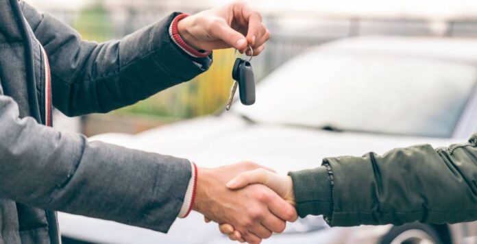 Dos hermanos iban a comprar un auto en CDMX y los asaltaron; uno murió