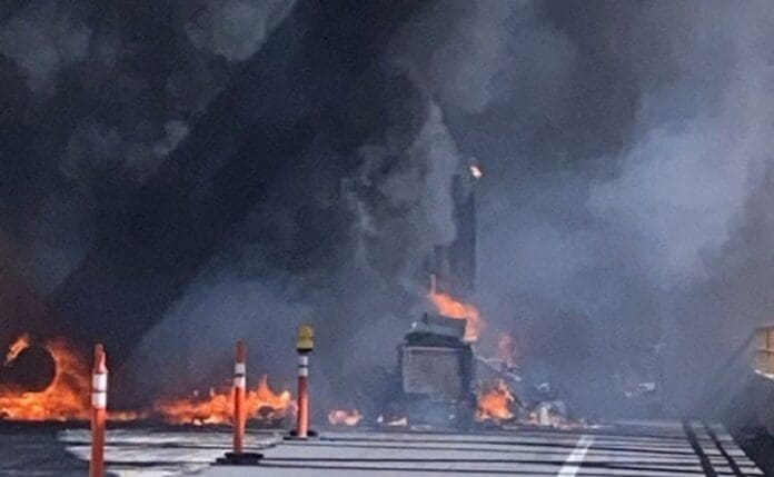 Pipa con combustible se incendia tras chocar contra varios vehículos en Michoacán