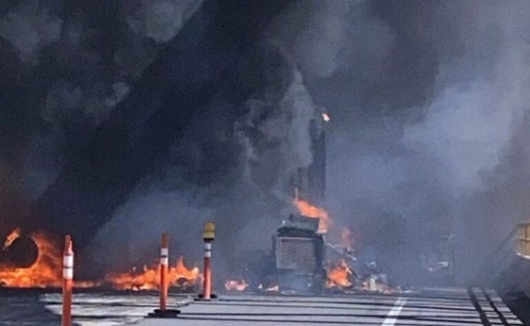 Pipa con combustible se incendia tras chocar contra varios vehículos en Michoacán