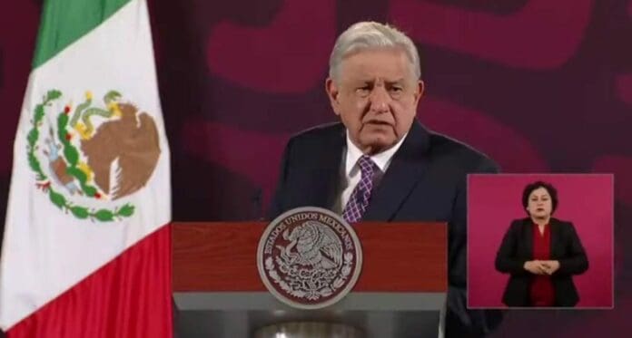 AMLO criticó a los normalistas de Ayotzinapa, quienes junto con familiares de los 43 derribaron una puerta de Palacio Nacional.