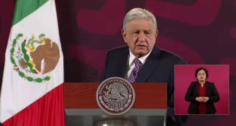 AMLO criticó a los normalistas de Ayotzinapa, quienes junto con familiares de los 43 derribaron una puerta de Palacio Nacional.