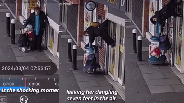 VIDEO: Mujer se queda colgando de la cortina de una tienda