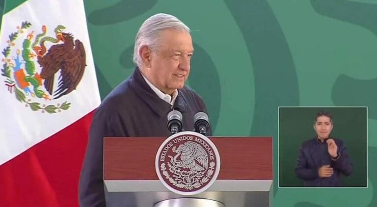 AMLO defendió una vez más al Ejército, dijo que no existen pruebas de que haya participado en la desaparición de los 43 normalistas.