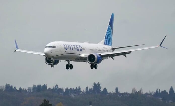VIDEO Avión de United Airlines, un Boeing 737, se sale de la pista en Houston
