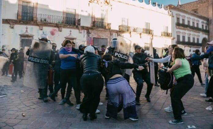 Policías en Zacatecas agreden y detienen a mujeres en la marcha del 8M