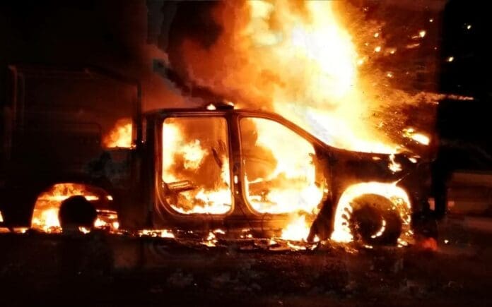 VIDEO: Normalistas retienen a elementos y queman patrullas de la Guardia Nacionall&utm_medium=push&utm_campaign=web#UTM_Indigitall=Videos_|_Normalistas_retienen_a_elementos_y_queman_patrullas_de_la_Guardia_Nacional