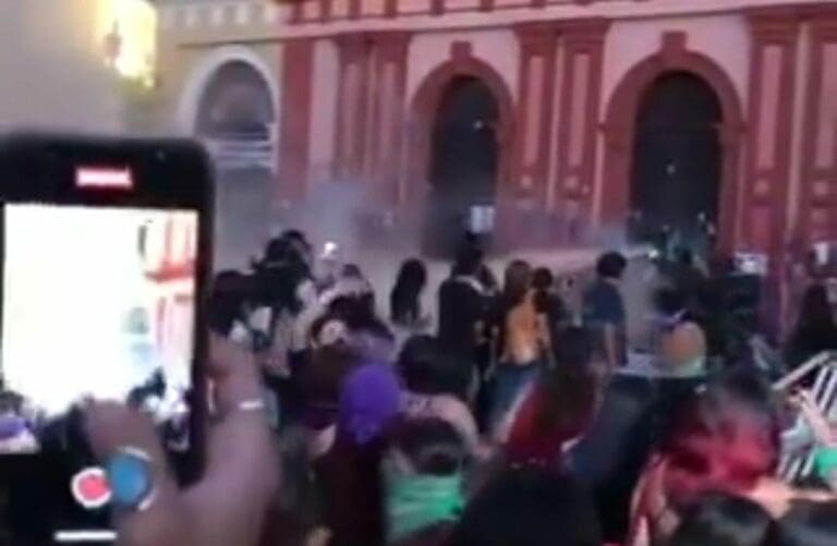 El subsecretario de Seguridad de Colima fue destituido luego de haber ordenado que se arrojara gas lacrimógeno contra mujeres.