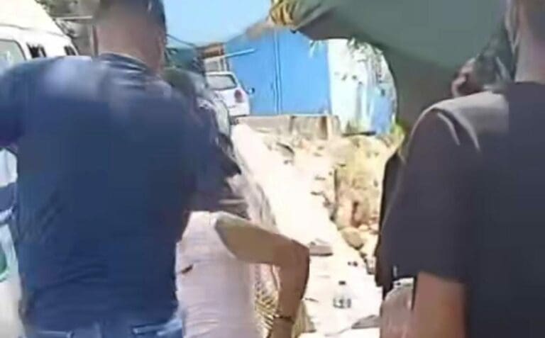 Video: Presuntos delincuentes golpean a choferes del transporte público en Acapulco