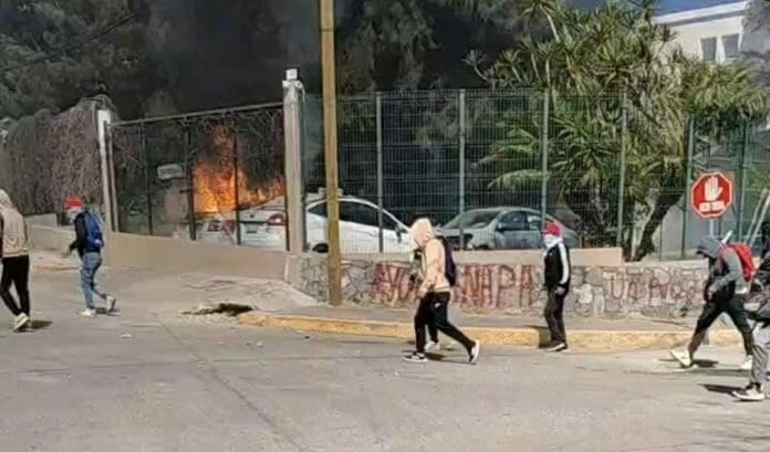 Luego que se diera a conocer la fuga del policía que habría asesinado al normalista de Ayotzinapa, han comenzado diversas protestas.