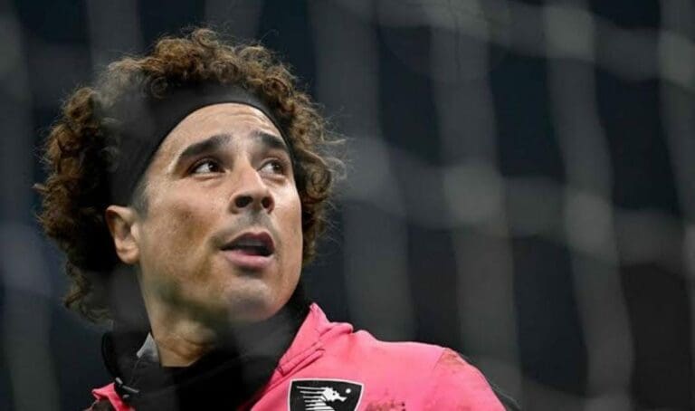 El portero mexicano Guillermo Ochoa ha rebasado la poco presumible cifra de los mil goles recibidos en partido jugados con clubes.