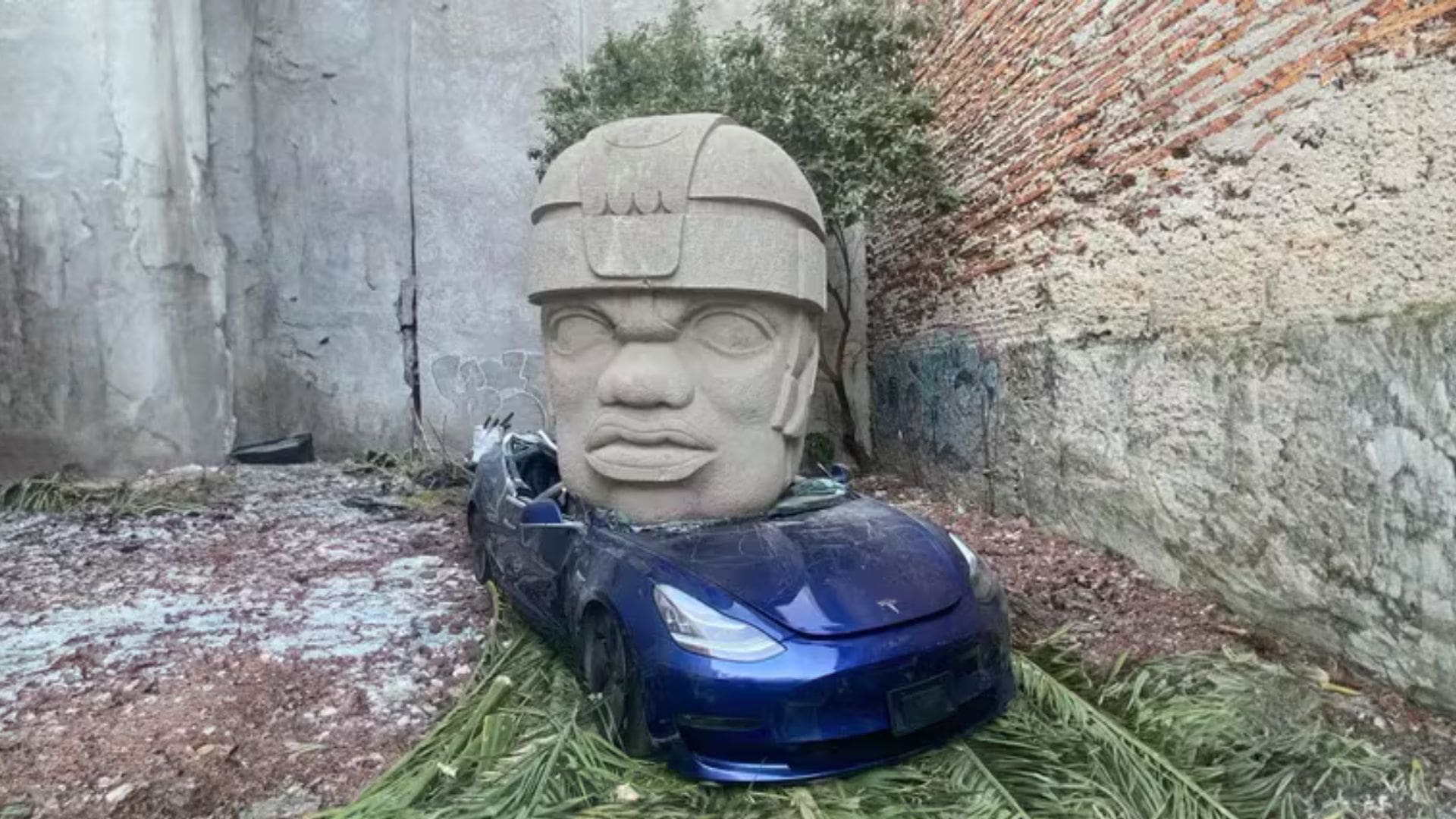 ¿Un Tesla aplastado por una cabeza Olmeca? La verdad del hallazgo en CDMX