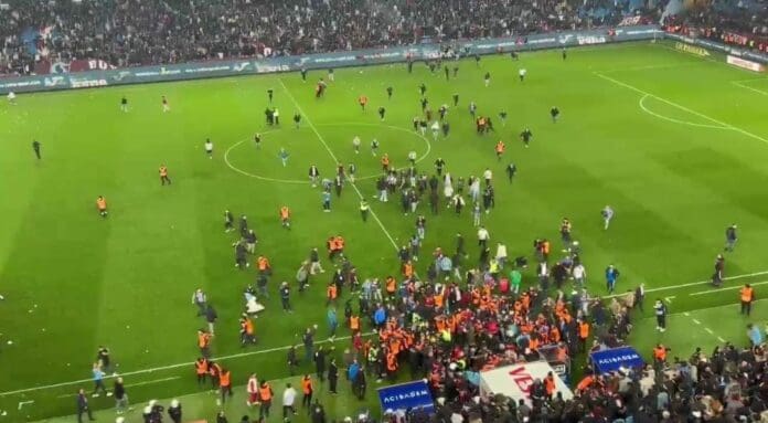 Nuevamente la violencia se hizo presente en el futbol, esta vez en Turquía. Aficionados se meten al campo a intentar golpear a jugadores.