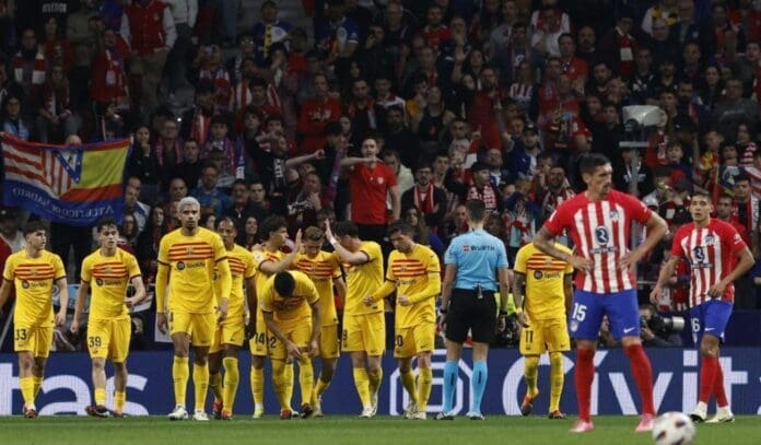 Barcelona golea al Atlético de Madrid y se mantiene en la lucha por el título de LaLiga