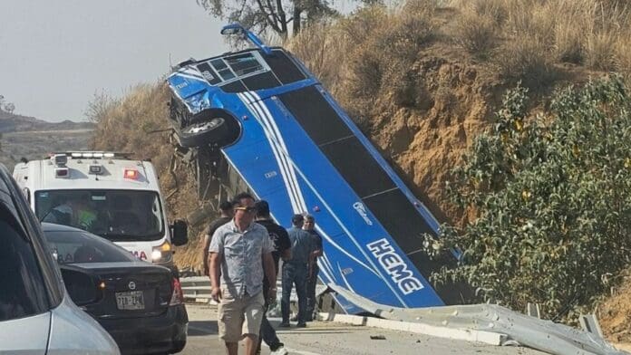 Autobús de pasajeros vuelca en la México-Puebla; reportan al menos cuatro muertos y 15 heridos