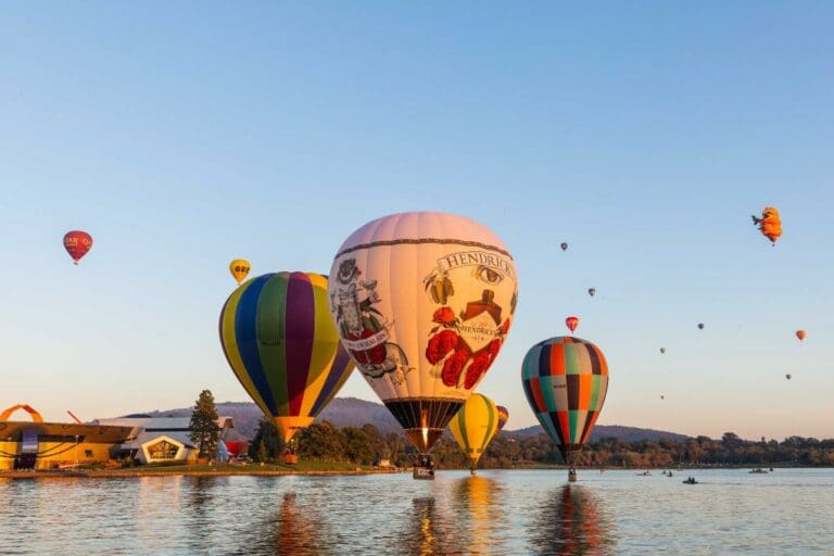 Hombre muere tras caer de un globo aerostático mientras viajaba con un grupo de amigos