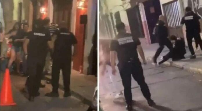 Indignación han causado videos en los que guardias de seguridad golpean a un joven en un bar en León, Guanajuato hasta dejarlo noqueado.