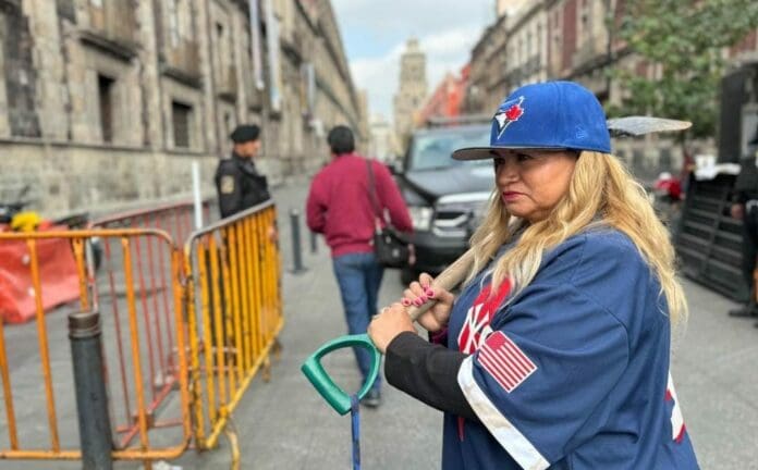 Ceci Flores, de las Madres Buscadoras de Sonora sigue buscando reunirse con AMLO. Esta vez se vistió de beisbolista para ser recibida.