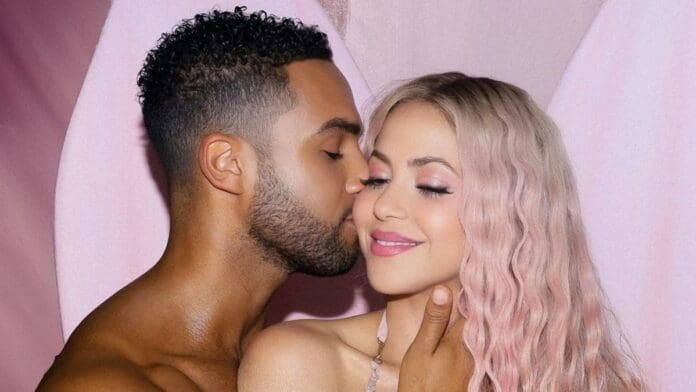 Shakira enciende las redes con fotos junto al actor Lucien Laviscount