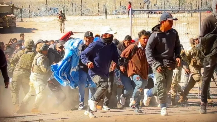 Video Migrantes superan a Guardia Nacional de Texas y derriban muro de púas