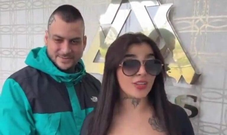 Karely Ruiz se volvió tendencia de nuevo en internet, ya que le dio 200 mil pesos a uno de sus fans que se tatuó su rostro.
