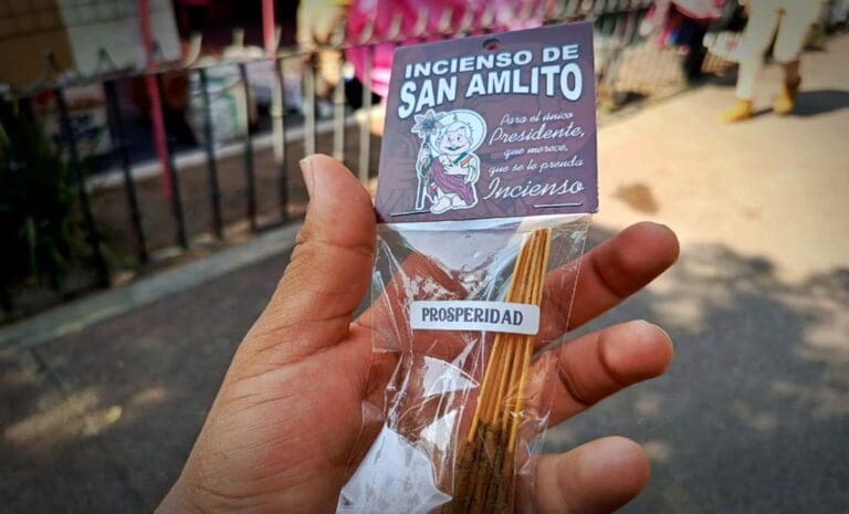 Venden inciensos de “San AMLITO” previo a Semana Santa; incluye oración para que se reelija