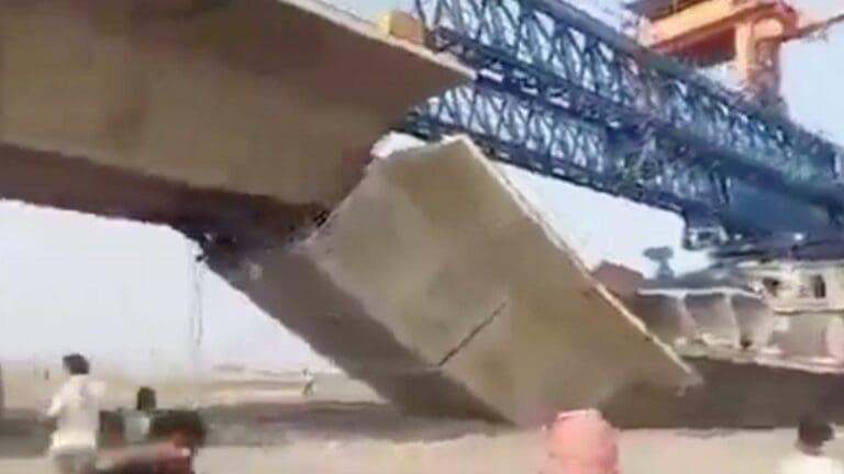 El puente en construcción más grande de India se derrumba; hay un muerto y decenas de heridos