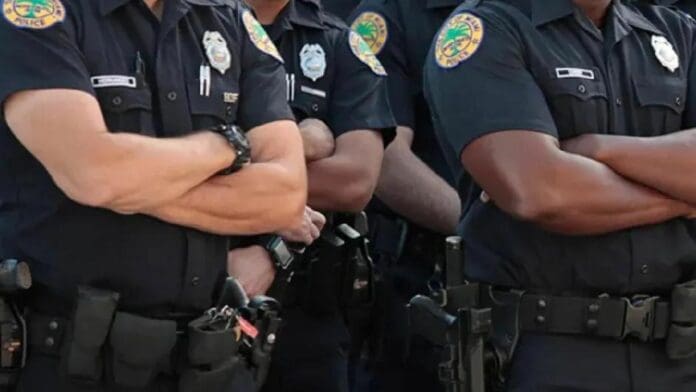 Adolescente muere tras dispararse con arma de policía en comisaría de Estados Unidos