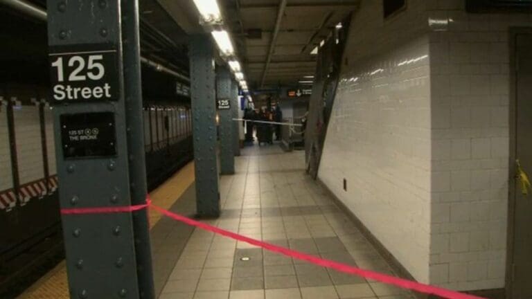 Empujan a hombre a las vías del metro y muere en Nueva York
