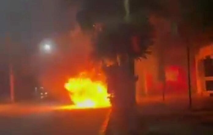 La inseguridad persiste en Cancún. Los propietarios de la taquería “Pastor de Sabores” sufrieron un incendio por no pagar derecho de piso.