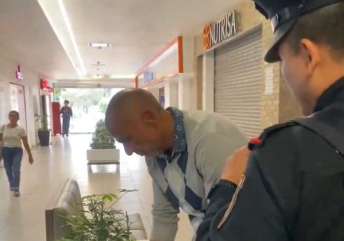 VIDEO: Estadounidense lanza insultos a habitantes de CDMX; los llama ‘asquerosos’