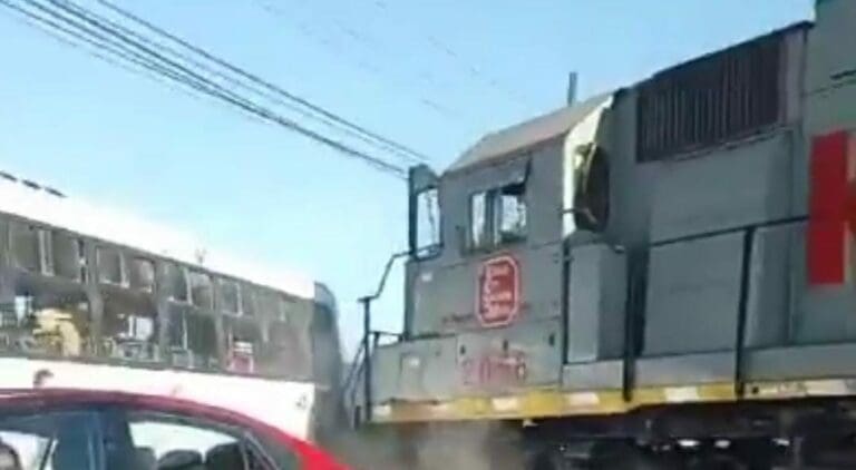 Un tren de carga embistió a un camión de transporte público en Santa Catarina, Nuevo León. Hay por lo menos 10 personas lesionadas.