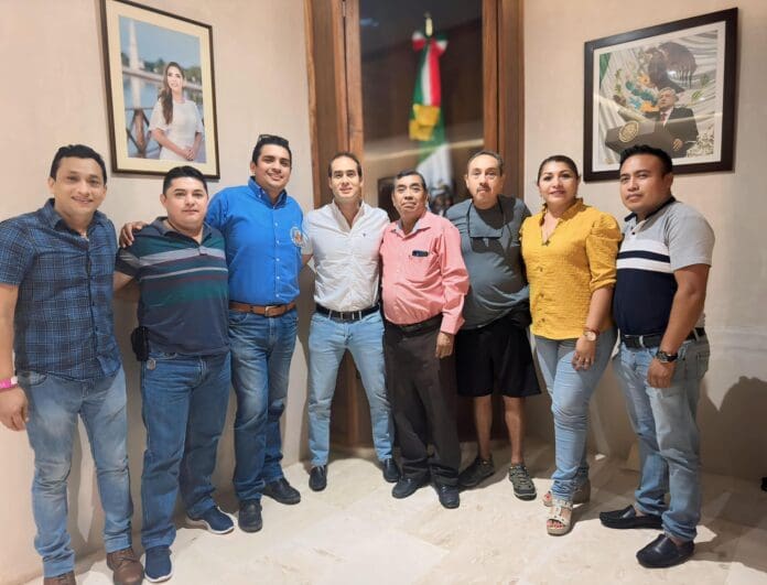 Se reúne Diego Castañón con artesanos de la Zona Arqueológica de Tulum: garantiza respeto a la tradición y cultura local