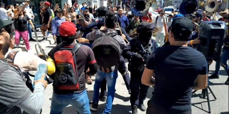 Video: Músicos de Mazatlán, Sinaloa, protestan por prohibición de tocar en playas
